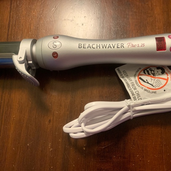 Beachwaver Pro 1.25. New, Dual Voltage 120-240V. Excellent Condition. - Picture 2 of 4
